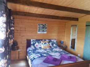Country Bumpkin - Romantic Couples stay in Oakhill Cabin